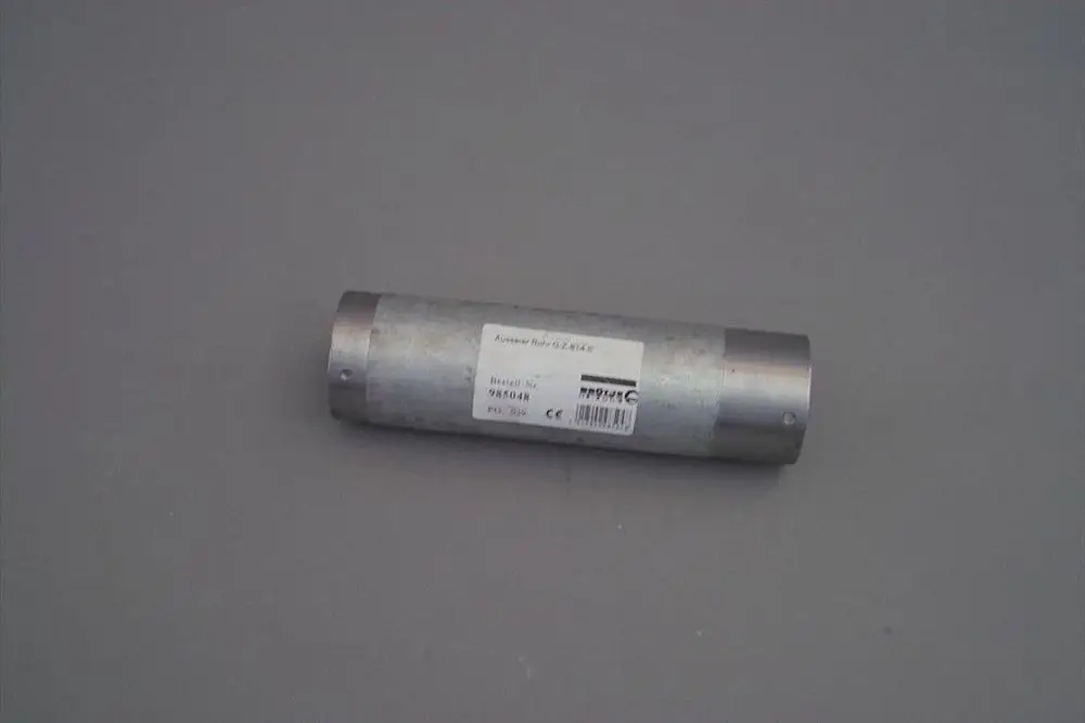 Brötje Produkt, zylindrisches Metallrohr mit grauer und silberner Oberflächenstruktur, in horizontaler Position auf grauem Untergrund.