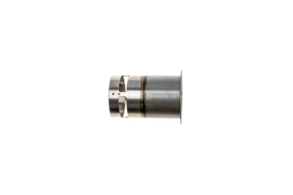 Metallisches Brennerrohr mit Schweißnähten, Teil eines Heizsystems. Geeignet für Brötje Produkte. Klarer zylindrischer Aufbau, ohne erkennbare Maße oder spezifische Markierungen.
