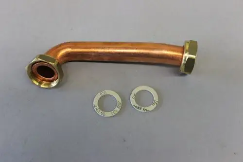 Kupferrohr mit zwei gegenüberliegenden Verzahnungen und zwei Ringen, möglicherweise von Brötje, zur Verbindung in Heizungsanlagen.