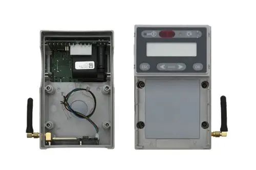 Brötje Steuerungseinheit mit Gehäuse, geöffnet, zeigt interne Komponenten, Display und Antenne, vorbereitet für die Nutzung in Heizsystemen.