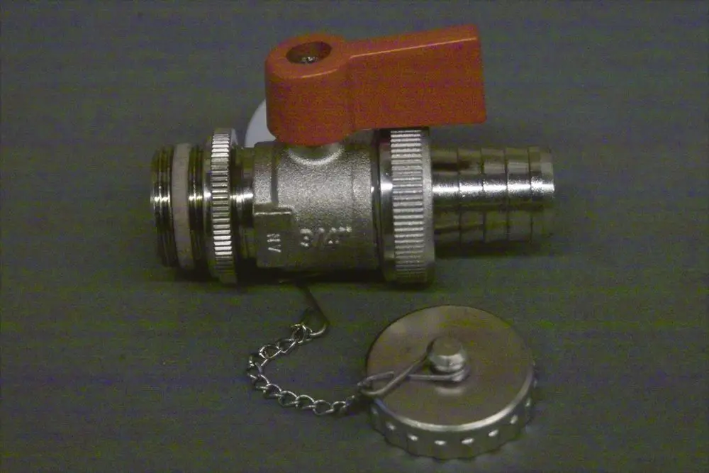 Brötje-Absperrhahn mit rotem Hebel und Metallanschlüssen. Enthält eine Kappe, die mit einer Kette verbunden ist. Er dient zum Regulieren und Absperren von Flüssigkeiten.
