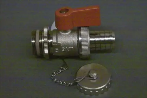 Brötje-Absperrhahn mit rotem Hebel und Metallanschlüssen. Enthält eine Kappe, die mit einer Kette verbunden ist. Er dient zum Regulieren und Absperren von Flüssigkeiten.