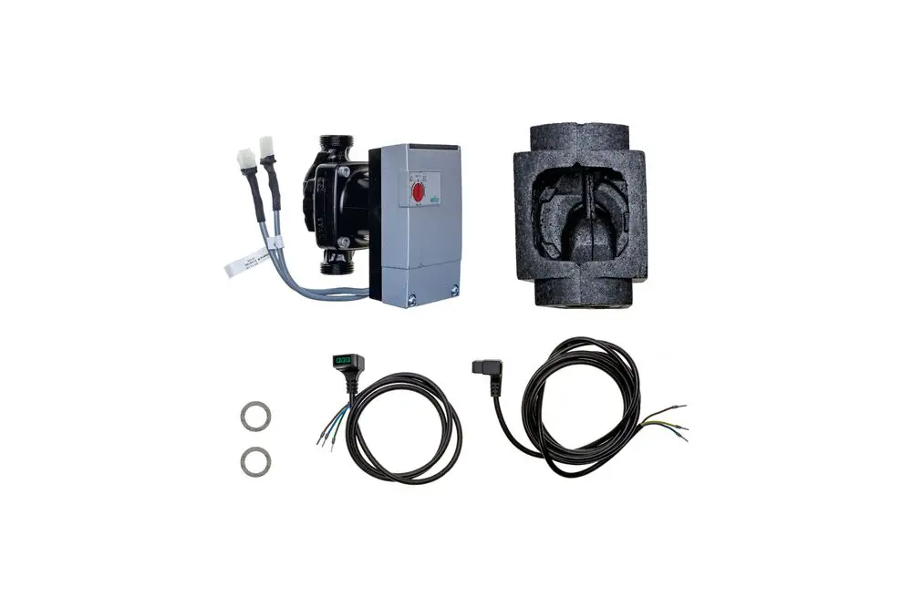 Brötje Pumpe in schwarzer und grauer Ausführung, inklusive elektrischer Anschlüsse, Sensor und Verbindungskabel. Zubehörteile wie Riegel und Dichtungen liegen bei.