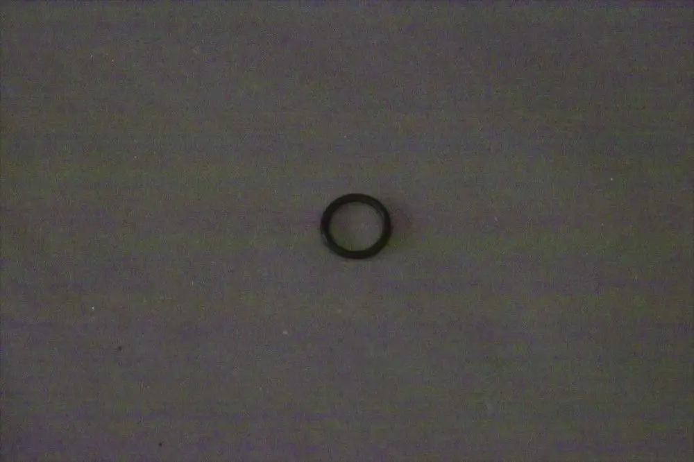 Schwarzer O-Ring auf grauem Hintergrund, möglicherweise von der Marke Brötje. Der O-Ring hat eine runde Form und ist einfach gestaltet.