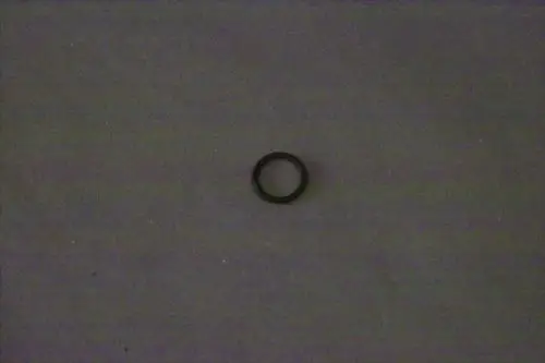 Schwarzer O-Ring auf grauem Hintergrund, möglicherweise von der Marke Brötje. Der O-Ring hat eine runde Form und ist einfach gestaltet.