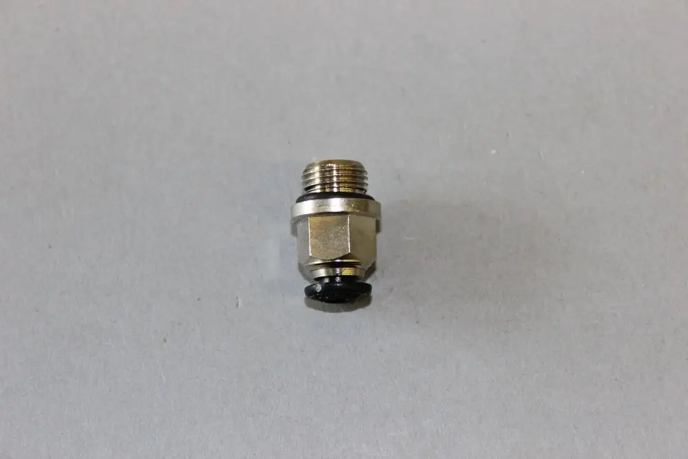 Brötje-Verschraubung mit Außengewinde, metallisch, mit schwarzem Gummiabschluss, auf grauem Hintergrund, zeigt die Verbindungselemente für eine Ölleitung.