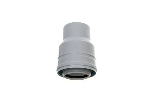 Grauer Kunststoffadapter von Brötje mit ringförmigen Dichtungen. Das Produkt hat einen breiteren oberen Teil und einen schmaleren unteren Anschluss.