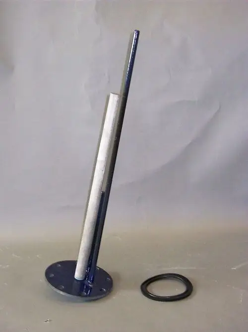 Brötje Handlochdeckel mit einer runden Basis und zwei vertikalen Rohren. Ein schwarzes O-Ring-Element liegt daneben.