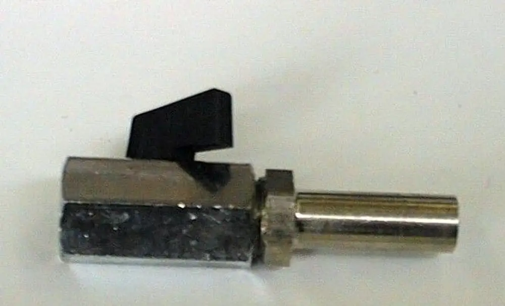 Brötje Absperrhahn in metallischer Ausführung mit einem schwarzen Griff, geeignet für Rohrleitungen, zur Regelung des Wasserflusses.