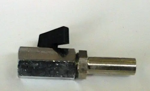 Brötje Absperrhahn in metallischer Ausführung mit einem schwarzen Griff, geeignet für Rohrleitungen, zur Regelung des Wasserflusses.