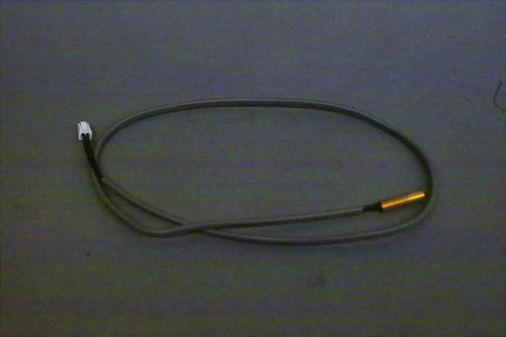 Graues Kabel mit einem Stecker und einem senkrechten, zylindrischen Sensor an einem Ende. Das Produkt gehört zur Marke Brötje und könnte für Temperatursensoren verwendet werden.