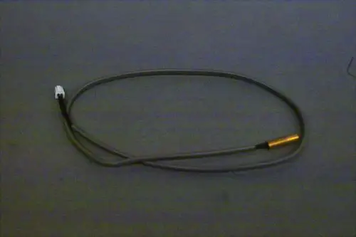 Graues Kabel mit einem Stecker und einem senkrechten, zylindrischen Sensor an einem Ende. Das Produkt gehört zur Marke Brötje und könnte für Temperatursensoren verwendet werden.