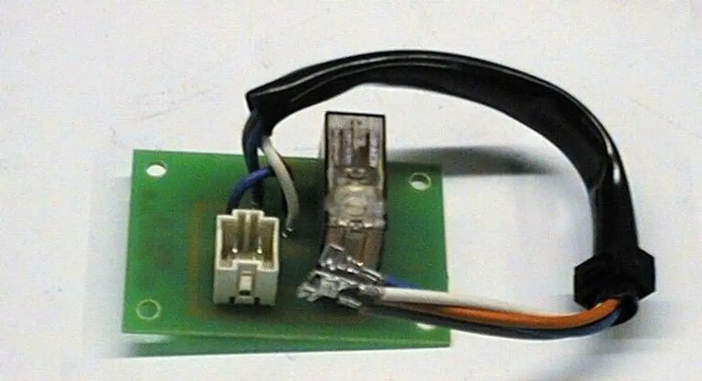 Grüne Platine mit zwei Relais, verbunden durch mehrere Kabel. Das Produkt gehört zur Marke Brötje und dient offensichtlich einem elektronischen Schaltprozess.