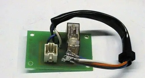 Grüne Platine mit zwei Relais, verbunden durch mehrere Kabel. Das Produkt gehört zur Marke Brötje und dient offensichtlich einem elektronischen Schaltprozess.