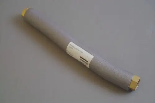 Brötje-Ringwellschlauch in grauer Beschichtung mit beiden Enden in Metall, auf grauem Hintergrund, ohne erkennbare Maße oder weitere Details.
