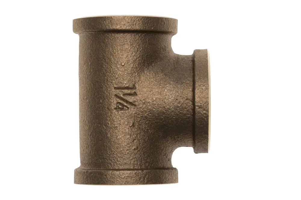 T-Stück aus Rotguss, in der Farbe Bronze, mit zwei Anschlüssen und einem abgehenden Anschluss, geeignet für Rohrverbindungen, offensichtlich von der Marke Brötje.