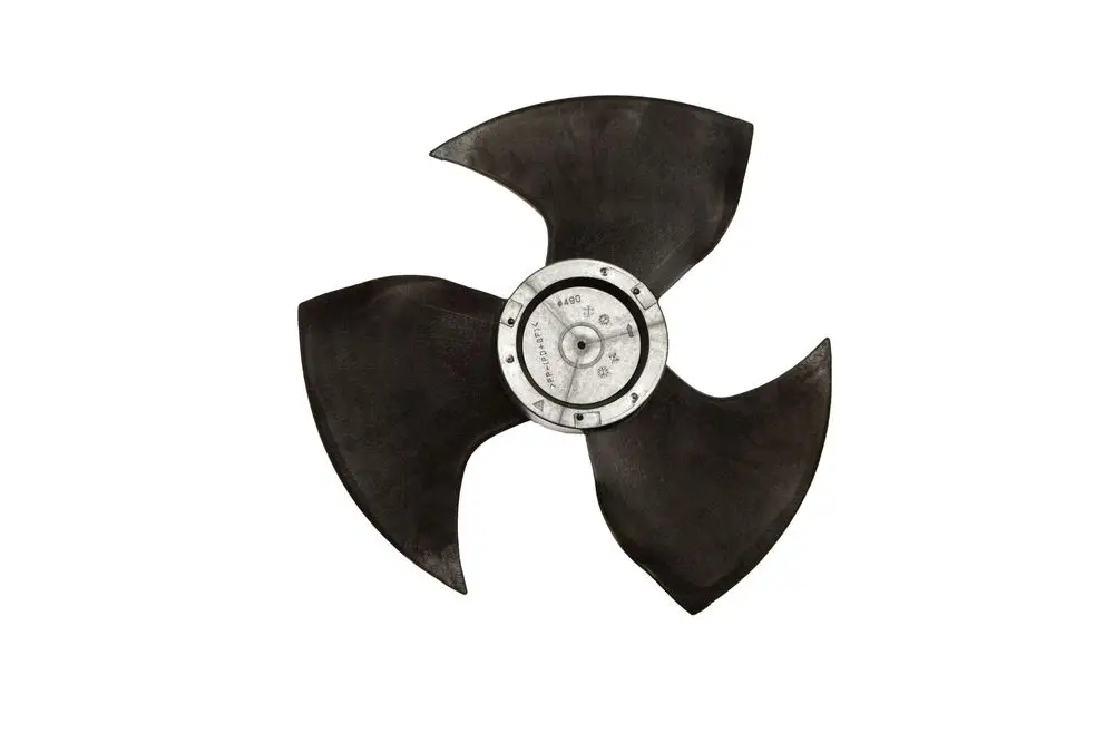 Brötje-Gebläse mit drei gebogenen Flügeln und einem zentralen Metallteil. Die Komponenten sind in einem industriellen Design gehalten.