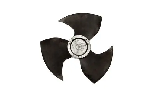 Brötje-Gebläse mit drei gebogenen Flügeln und einem zentralen Metallteil. Die Komponenten sind in einem industriellen Design gehalten.