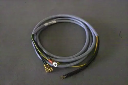 Brötje Kabelbaum mit mehreren elektrischen Leitungen in grauer Isolierung. Enthält Anschlussklemmen in verschiedenen Farben für die Verdrahtung.