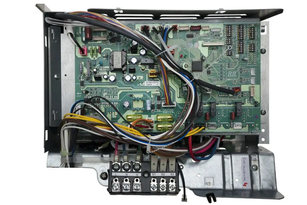 Brötje Schaltfeld mit verdecktem PCB und Kabeln, zeigt vollständige elektrische Verbindungen und Komponenten wie Sicherungen und Steckeranschlüsse.