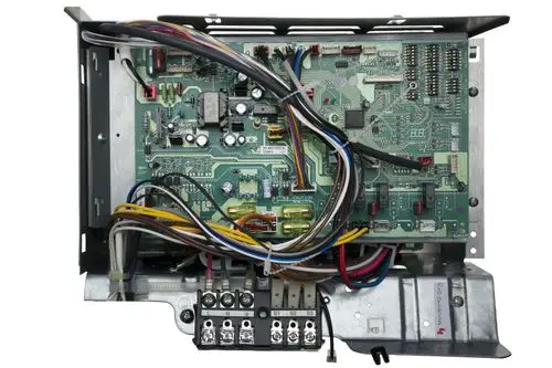 Brötje Schaltfeld mit verdecktem PCB und Kabeln, zeigt vollständige elektrische Verbindungen und Komponenten wie Sicherungen und Steckeranschlüsse.