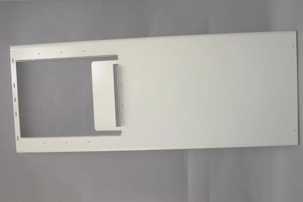 Weiße Verkleidungsvorderwand von Brötje mit Aussparungen, geeignet für spezifische Heizsysteme, auf grauem Hintergrund.