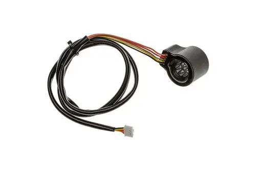 Brötje-Komponente mit mehreren Kabeln, darunter rot, gelb und schwarz, die in eine runde schwarze Halterung münden. Die Kabel scheinen für elektrische Verbindungen vorgesehen zu sein.