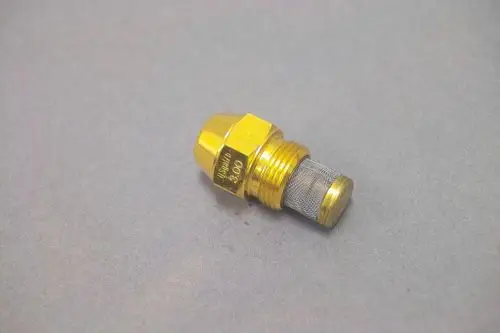 Brötje-Düse in Goldfarbe mit einem zylindrischen Mesh-Element. Die Düse hat ein Gewinde und eine konische Form, geeignet für Heizungs- oder Brennersysteme.