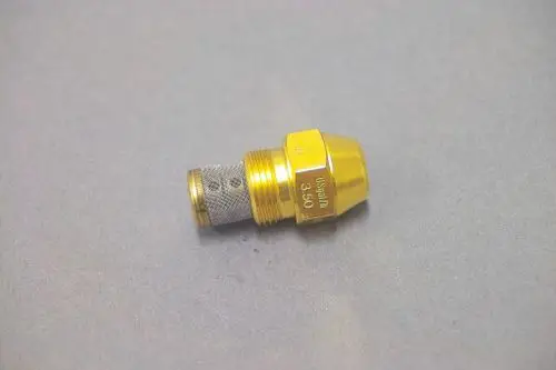 Brötje Heizungsdüse aus Metall mit einem konischen Ende und einem gitterartigen Einsatz, auf grauem Hintergrund liegend.