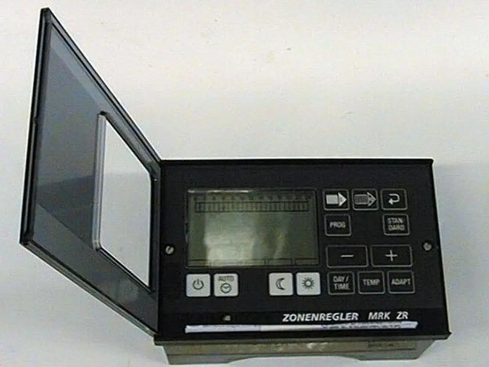 Zonenregler von Brötje mit digitalem Display und Tasten zur Programmierung von Heizungszonen, in einem Gehäuse mit Klappdeckel.