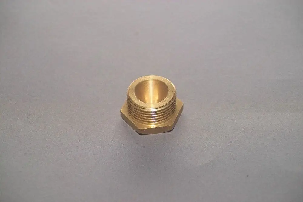 Goldfarbener Messingadapter mit Innen- und Außengewinde, geeignet für Heizungsinstallationen, möglicherweise von der Marke Brötje.