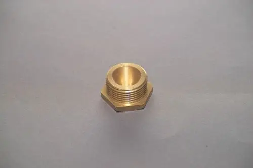 Goldfarbener Messingadapter mit Innen- und Außengewinde, geeignet für Heizungsinstallationen, möglicherweise von der Marke Brötje.