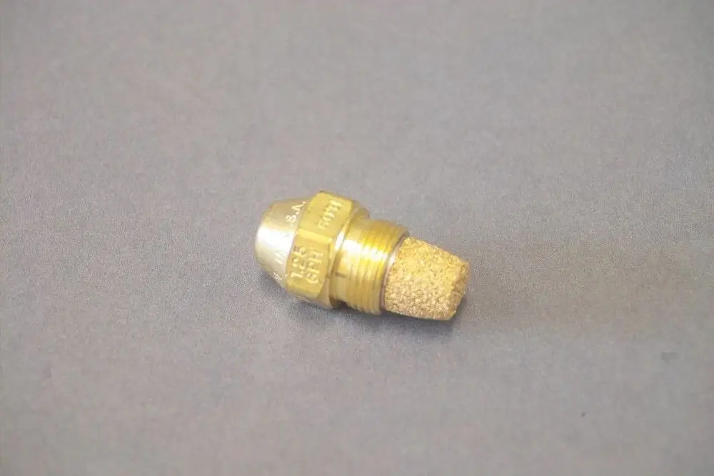 Brötje Düse mit einem metallischen Gehäuse und groben, hellen Filterelementen, geeignet für Flüssigbrennstoffanwendungen.