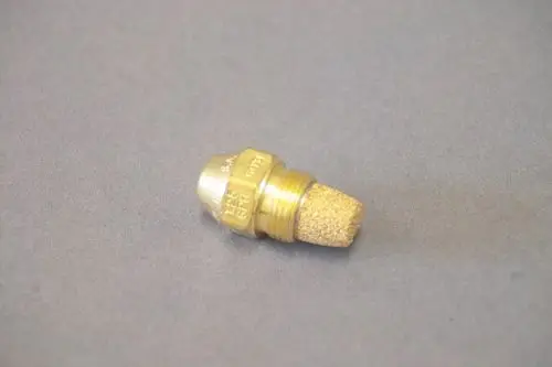 Brötje Düse mit einem metallischen Gehäuse und groben, hellen Filterelementen, geeignet für Flüssigbrennstoffanwendungen.