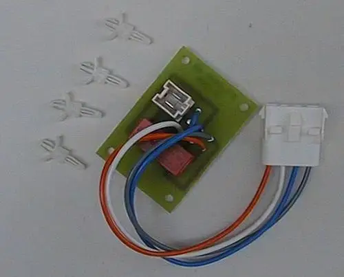 Brötje Umschaltrelais auf einer grünen Platine mit mehreren Drähten, einem weißen Stecker und vier kleinen Kunststoffhaltern.