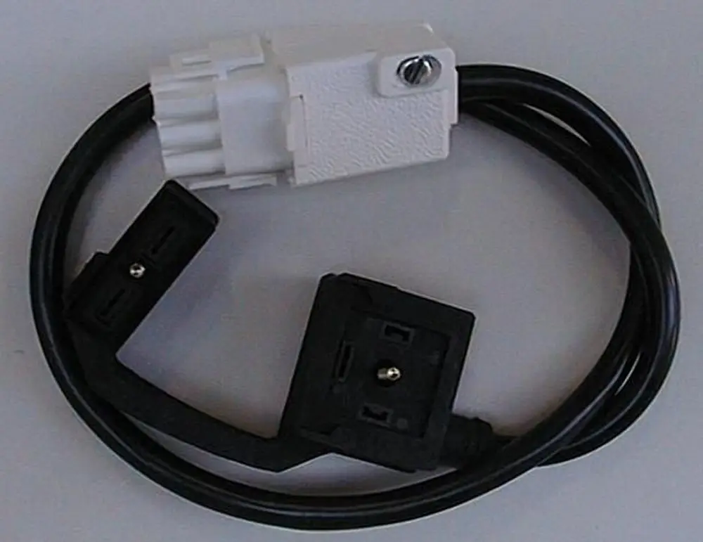 Kabel mit weißen und schwarzen Steckeranschlüssen, das Teil eines Brötje Heizsystems ist. Es verbindet Komponenten zur Steuerung des Ventils der zweiten Stufe.