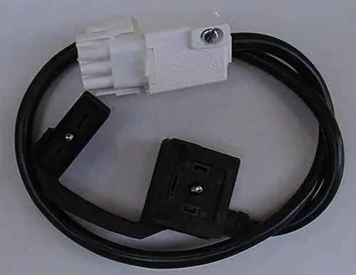 Kabel mit weißen und schwarzen Steckeranschlüssen, das Teil eines Brötje Heizsystems ist. Es verbindet Komponenten zur Steuerung des Ventils der zweiten Stufe.