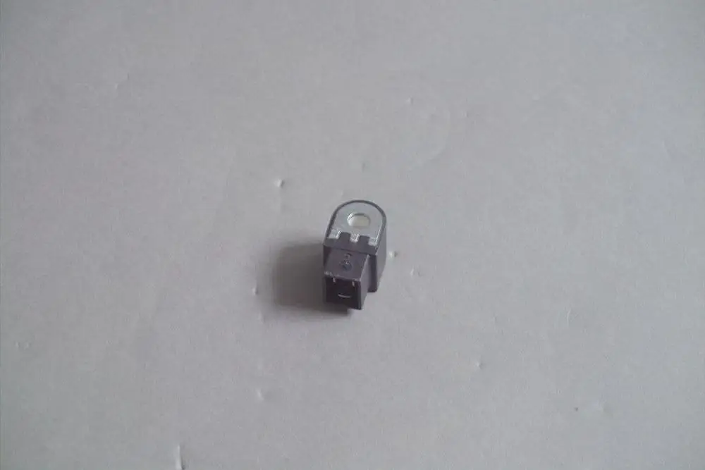 Brötje Magnetventilspule in kompakter Bauform, erkennbar an der speziellen Steckerleiste und dem runden Anschluss für die elektrische Verbindung.