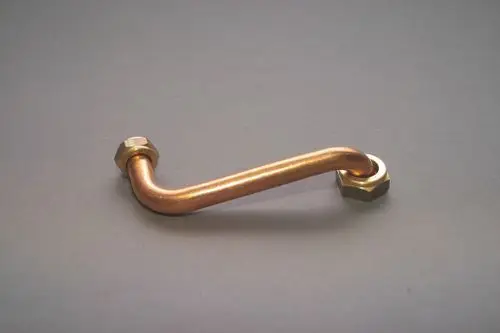 Kupferrohr mit zwei Gewinden an den Enden, hergestellt von Brötje. Das Rohr hat eine gebogene Form und wird wahrscheinlich in Heizungsanlagen eingesetzt.