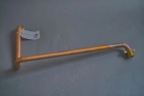 Kupferrohr mit rechter Winkelbiegung und Anschlussgewinde, ab Werk mit einem Schild ausgestattet, erhältlich als Brötje Produkt.