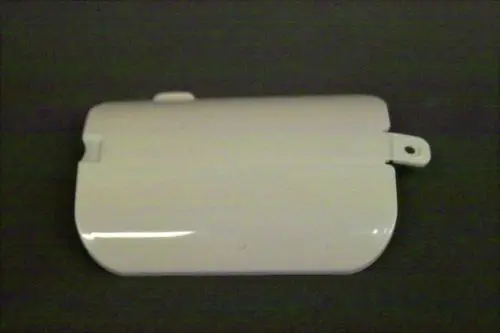 Weißer Kunststoffdeckel mit einem Einsatz, möglicherweise für eine Lüftungs- oder Heizungsanwendung von Brötje. Die Form ist rechteckig mit einer seitlichen Befestigung.