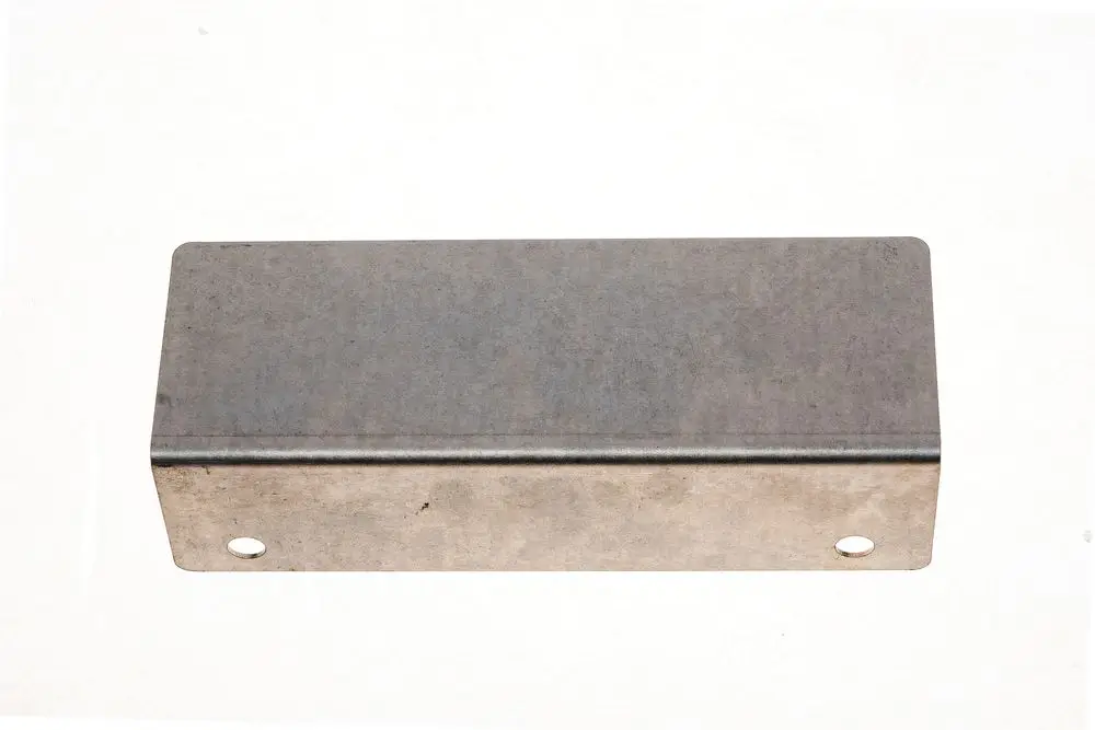 Metallisches Blech mit zwei Bohrungen, geeignet für Halterungen, abgebildet auf hellem Hintergrund. Brötje-Produkt für Isolierungsanwendungen.