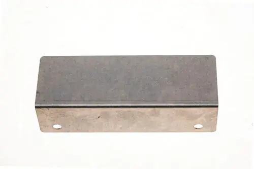 Metallisches Blech mit zwei Bohrungen, geeignet für Halterungen, abgebildet auf hellem Hintergrund. Brötje-Produkt für Isolierungsanwendungen.