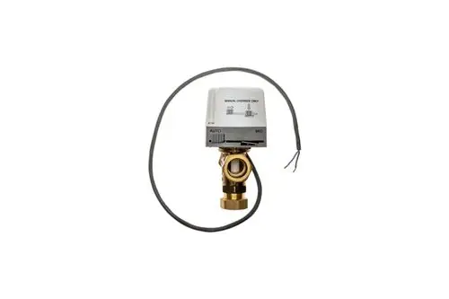 Brötje 3-Wege-Ventil mit elektrischer Steuerung und Anschlusskabel. Gehäuse aus Metall, mit Kennzeichnungen für manuelle und automatische Steuerung.