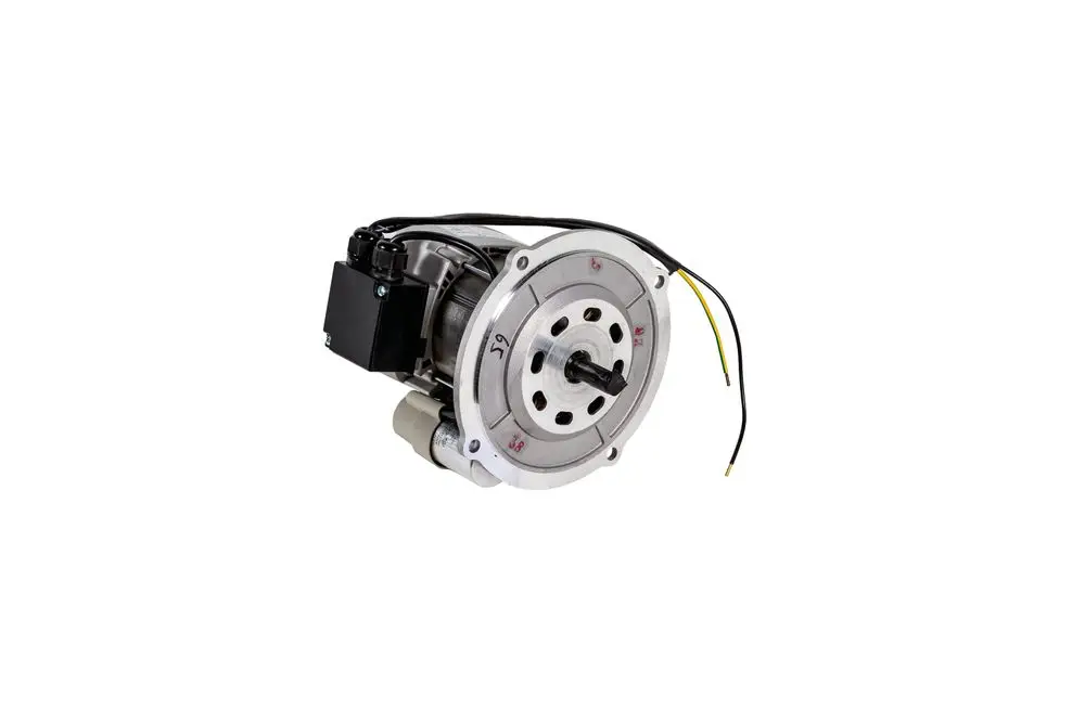 Brötje-Motor mit metallischer Oberfläche und mehreren Anschlussleitungen. Sichtbare Welle und Komponenten zur elektrischen Verbindung.