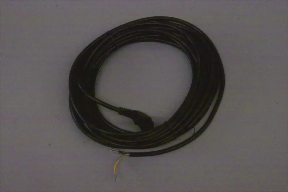 Schwarzes Kabel, aufgerollt, mit Stecker und freiliegenden Drähten am Ende. Gehört zur Brötje Pumpenanschlussleitung für Heizsysteme.