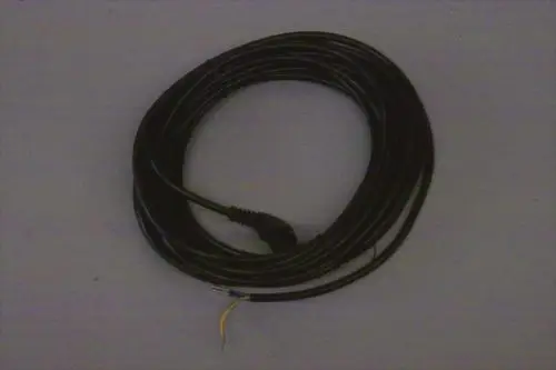 Schwarzes Kabel, aufgerollt, mit Stecker und freiliegenden Drähten am Ende. Gehört zur Brötje Pumpenanschlussleitung für Heizsysteme.