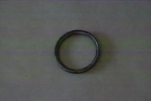 Ring aus metallischem Material, möglicherweise Teil einer Dichtung oder eines Reinigungsölsystems, auf einem neutralen Hintergrund. Marke: Brötje.