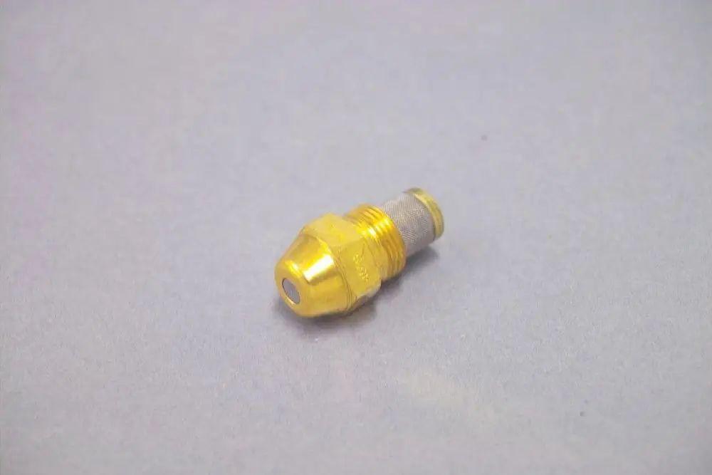Brötje Düse in Goldfarbe mit einer schrägen Spitze und Gewinde, ausgestattet mit einem Filterelement für die Verwendung in Heizungsanlagen.