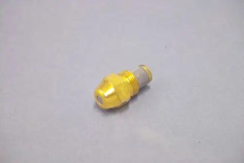 Brötje Düse in Goldfarbe mit einer schrägen Spitze und Gewinde, ausgestattet mit einem Filterelement für die Verwendung in Heizungsanlagen.